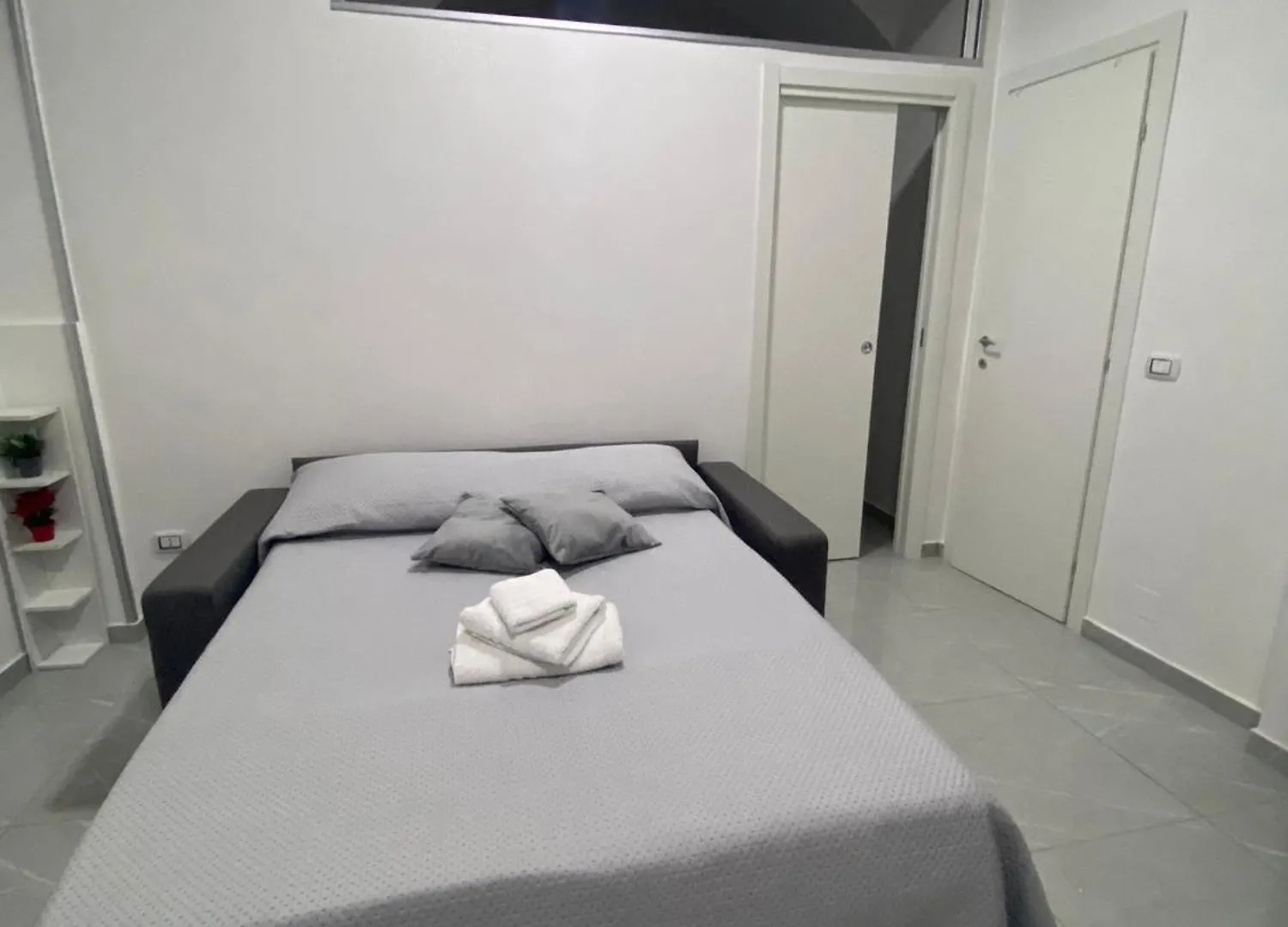 Le 3 Sorelle House Napoli 0*,
